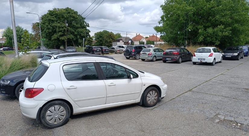Megoldhatják a mosonmagyaróvári vasútállomáson a parkolási gondokat, mutatjuk a részleteket