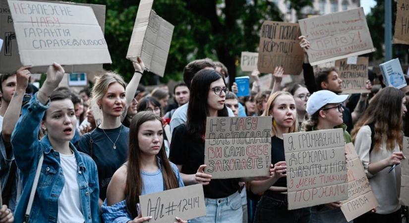 Kijevben tüntettek, Brüsszelben kiakadtak, amiért Zelenszkij aláírta az antikorrupciós szervek függetlenségét csorbító törvényt