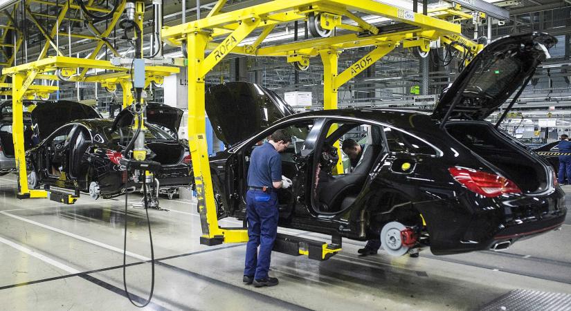 Chip-hiány miatt folyamatosan akadozik a gyártás a hazai Mercedes-gyárakban