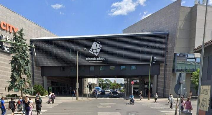 Le akart ugrani a Miskolc Pláza tetejéről egy 22 éves fiatal