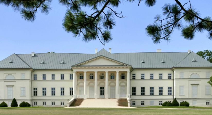 A 4iG-hoz kerül a dégi Festetics-kastély, de Lázár négy másik kastély sorsáról is döntött