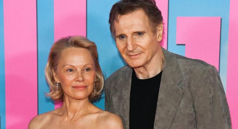 Pamela Anderson és Liam Neeson kézen fogva pózoltak: egy puszi is elcsattant a vörös szőnyegen