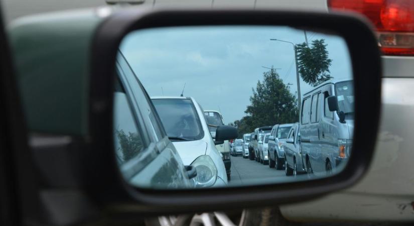 Több tényező is megakasztja a forgalmat az autópályán, több kilométeres a sor az M3-ason