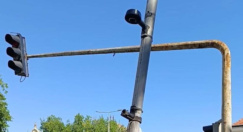 Baleset történt, rendőrök irányítják a forgalmat Szekszárd belvárosában (VIDEÓ)
