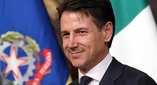 Hétfőn kiderül, bukik-e az olasz kormány, a válságot okozó párt támogatottsága 2 százalékos