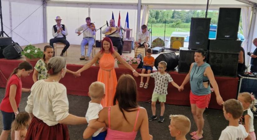 Kitüntették a népdalkört, majd bulihangulatban ünnepelték a közösséget