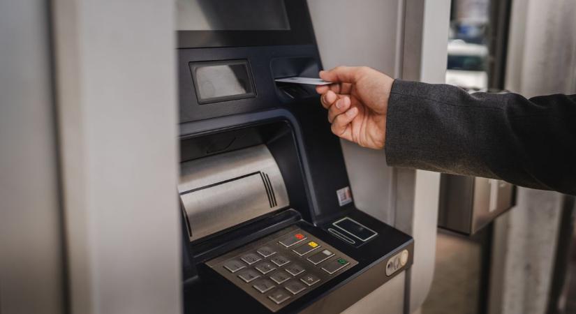 Napokra leáll az egyik legnagyobb hazai bank, nem lehet majd se pénzt felvenni, se átutalni