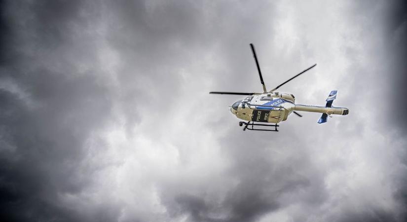 Helikopterrel ellenőriz a rendőrség a M7-esnél