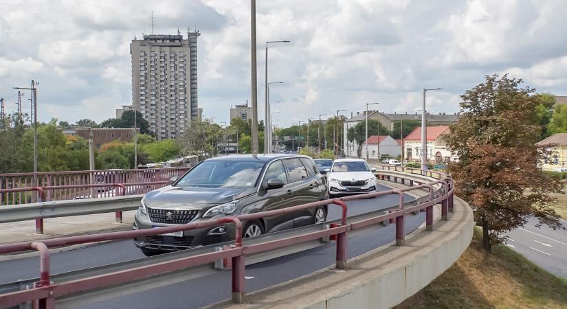 Lezárják a debreceni felüljáró egyik ágát