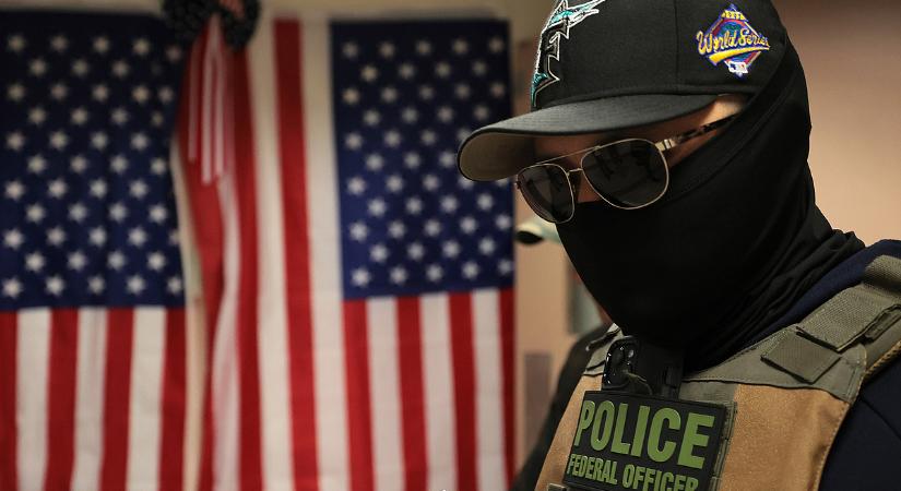Lecsaptak Donald Trump „Gestapo-ügynökei", nem fékez a maszkos alakulat