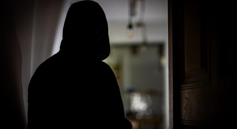 Bemászott egykori szerelme otthonába, százezreket lopott a nőtől