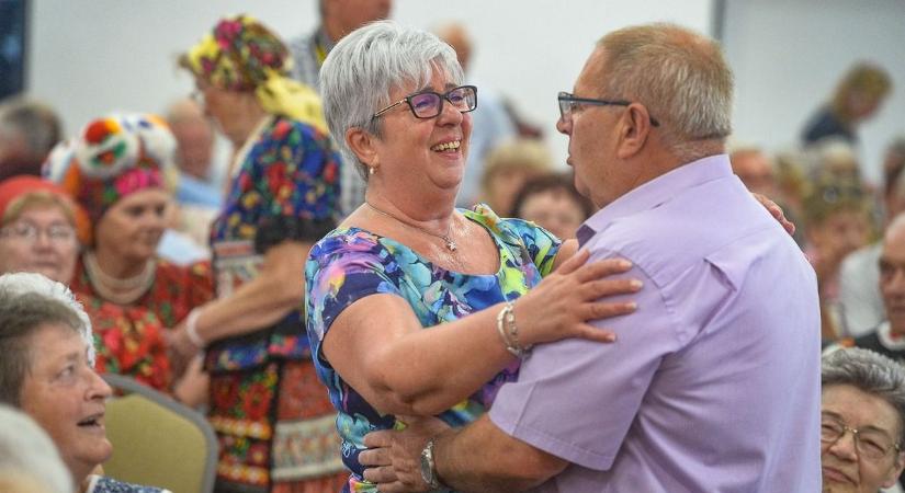 A bálozó nyugdíjasok Hevesben nem számolják a gyertyákat a születésnapi tortán