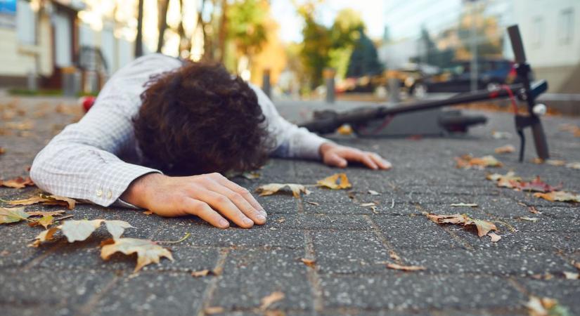 Súlyos rollerbaleset történt a zebrán, rendőröket és mentőket riasztottak a szolnoki belvárosba