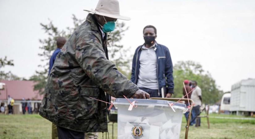 A hivatalban lévő elnök nyerte az ugandai elnökválasztást, az ellenzék csalást emleget