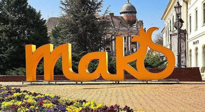 Közegészségügyi veszély a főtéren, most már a turisták miatt is sürgető lenne lépni