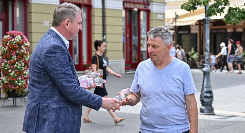 Száz üveg vizet osztottak szét az egri belvárosban