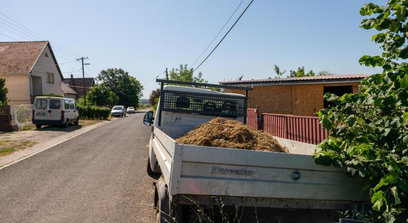 „Mintha istállóban élnénk” – Szabadon gőzölög a lótrágya Abasár közepén, a szomszédok háborognak, szabályozás pedig nincs