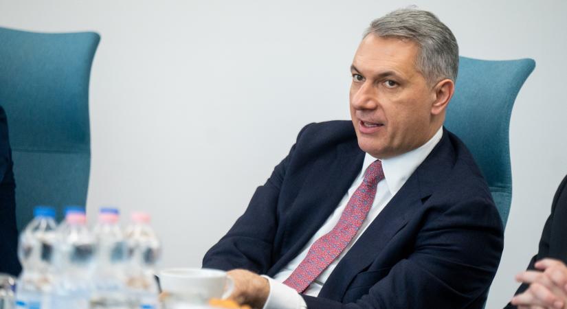 Lázár János közpénz milliárdokért felújított kastélyokat ajándékoz el éppen