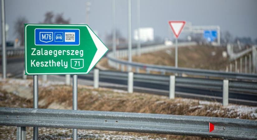 A Lázár János vezette minisztérium elismerte, a tárcavezető hasraütésszerűen mondta, hogy 400 milliárdba fog kerülni az M76-os autópálya