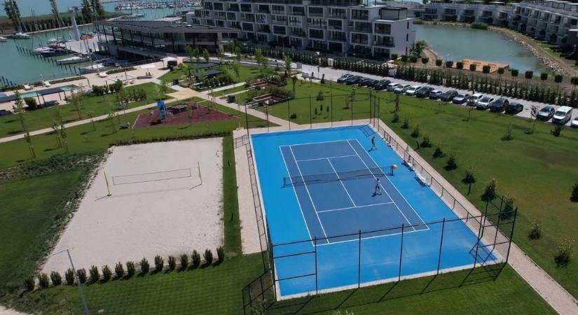 Y Yacht Club kikötő a kíváncsi hajósok Mekkája