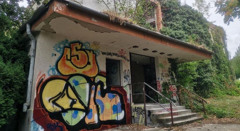 Itt is tartottak Anna-bálokat?! Nehéz elképzelni! Így pusztul a Balatonnál a hajdani büszkeség (galéria)