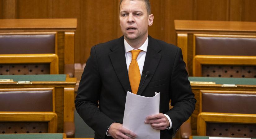 Menczer Tamás az OTP-nek és a Hellnek: „Azért hallgattok a fejbe lövéssel kapcsolatban, mert egyetértetek”