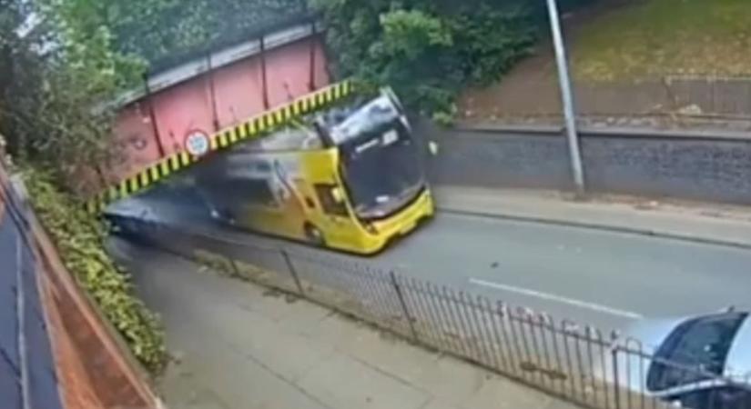Leborotválta egy emeletes busz tetejét egy híd Angliában, húszan sérültek meg – videó