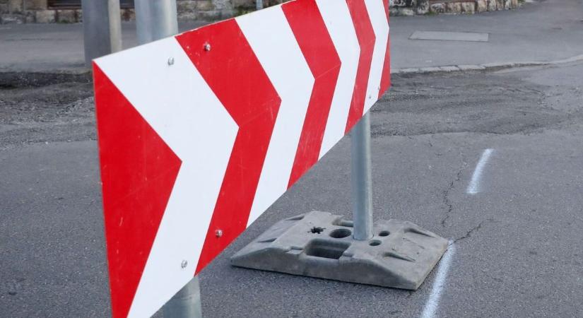 Felfordulás a pécsi belvárosban – parkolási tilalom jön és a buszmegálló is költözik
