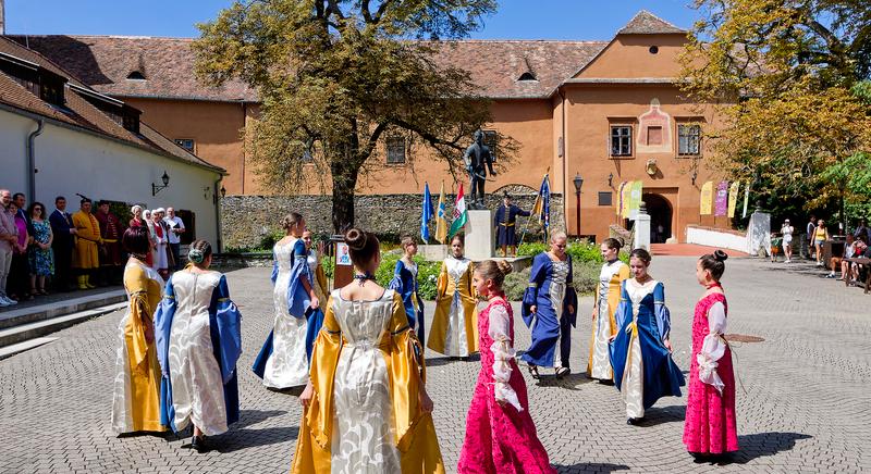 A BE-JÓ Táncegyüttes fellépése a Kőszegi Ostromnapok sajtótájékoztatóján (videóval)