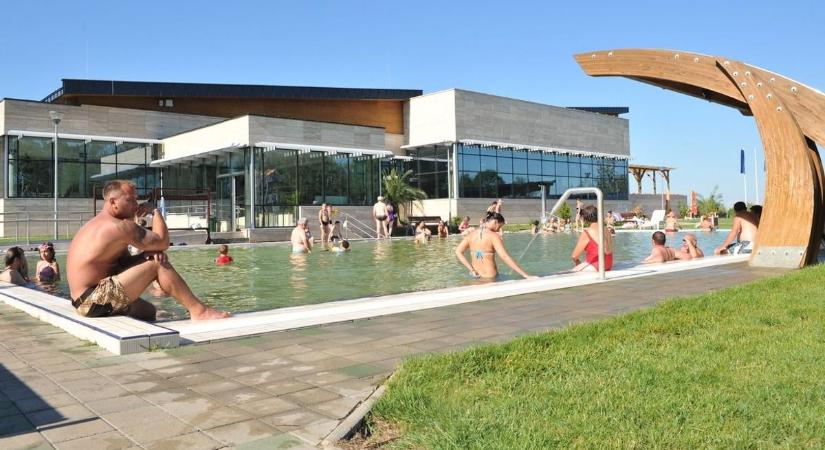 Szauna szeánsz, zene kifulladásig, és persze strandolás ezerrel! Ez a szabolcsi fürdő csatlakozott a Strandok Éjszakájához!