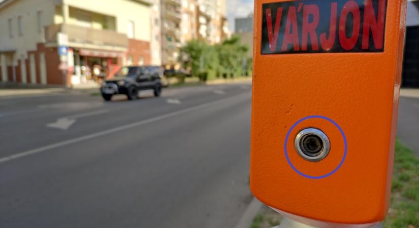 Valaki valamiért ellopogatja a nyomógombot