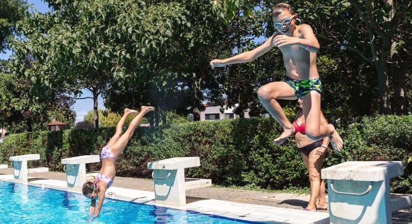 Egy sima munkanapon is él ez az olcsó, tiszta és barátságos hajdú-bihari strand – fotókon, mire számíts