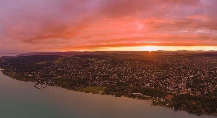 Háromnapos, hajnalig tartó buli a Balaton-parton
