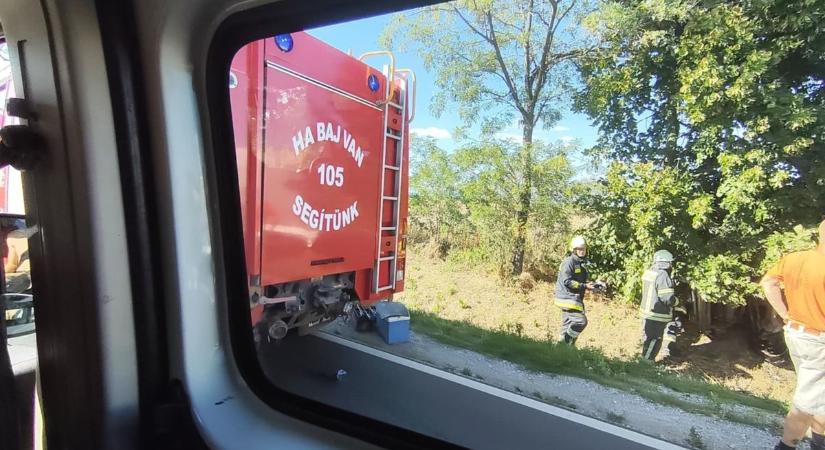 Két furgon ütközött össze a 33-as főúton, teljes útlezárás van érvényben  fotók