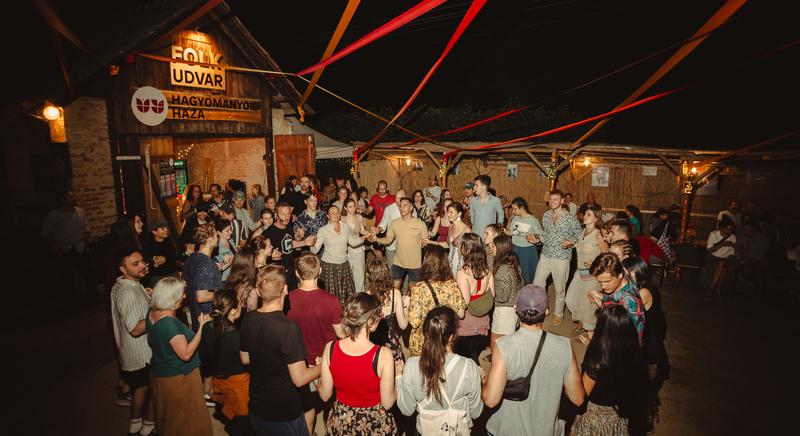 Féltávnál a Művészetek Völgye