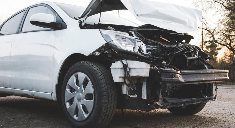 Durva baleset a 7-es főúton: kamionnal ütközött a személyautó, több mentő a helyszínen