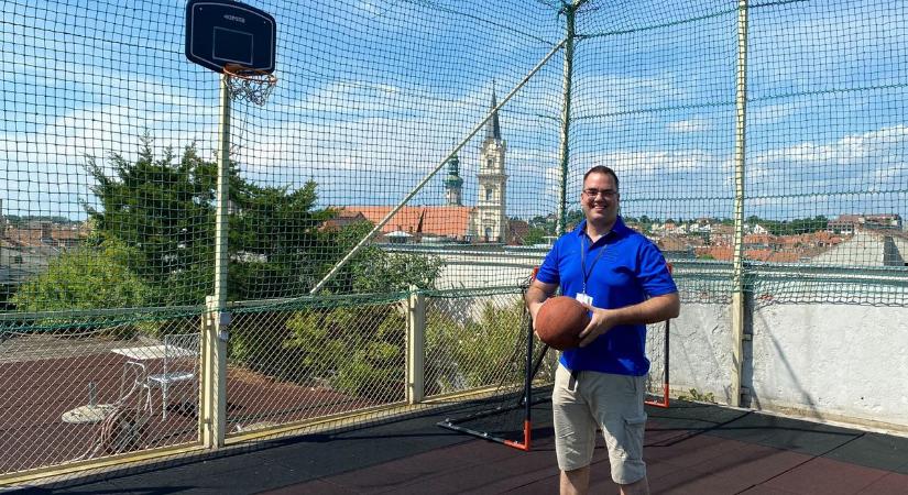 Egyedülálló kilátás és sportélmény a város felett - kosárlabdapálya a tetőn