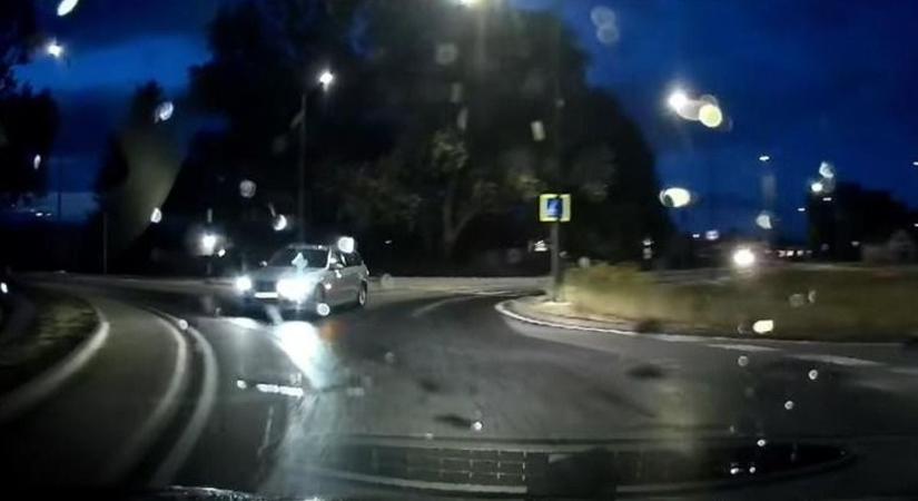 Tetőt szakít a bénázás Barcikán: ilyen, amikor a körforgalomban jön szembe a BMW – videóval