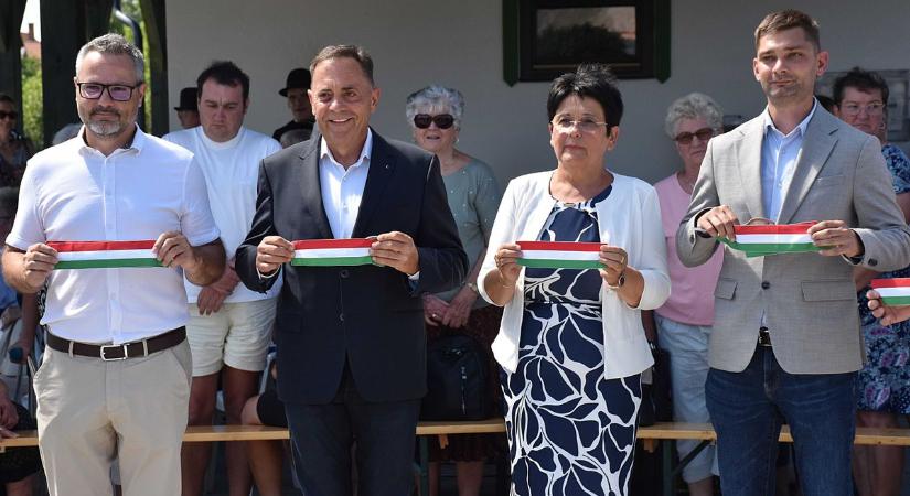 Helyi ízek és közösségi élmények, muzsikaszó kíséretében nyílt meg a Jászság legújabb termelői piaca