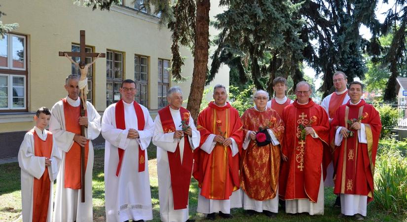 Bősi búcsú az apostoli kereszt áldásával