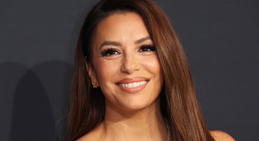 Eva Longoria megtalálta a legszebb selyemruhát, amit valaha láttunk
