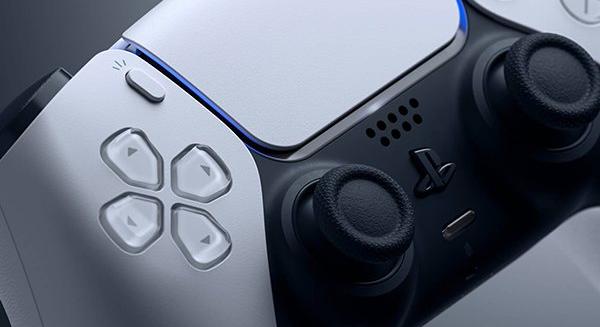 A PS5 rendszerfrissítésével hamarosan egyszerre több eszközt párosíthatunk a DualSense-hez