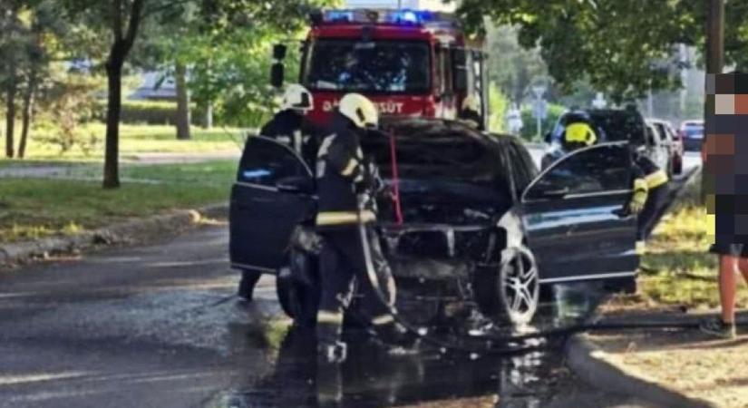 Újabb tűzeset Pécsen! Most egy autó motortere gyulladt ki