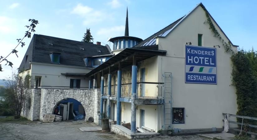 Az üresen álló Duna-parti hotel egyik szobájában egy hatalmas fej fogadta a látogatókat, ez az igazi Viasztestek-valóság