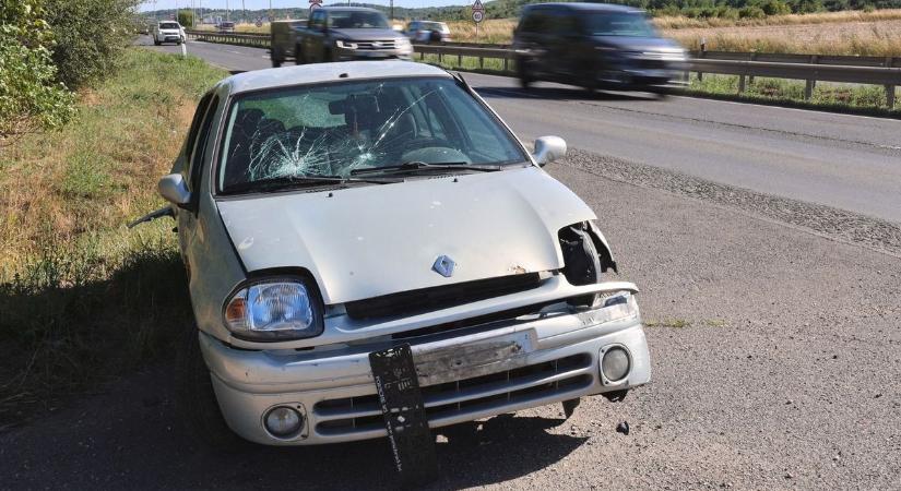 Ha otthon szerel autót, megbüntetik, de ez a roncs a 26-os út szélén hever több mint egy hónapja