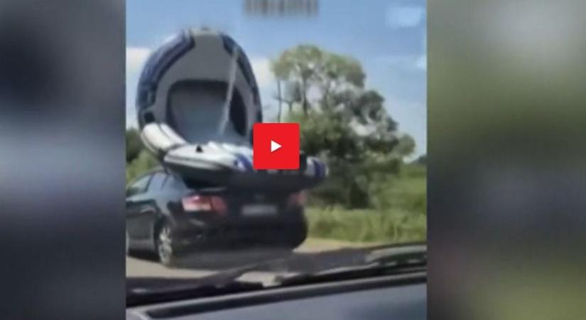 Hihetetlen, mit kötöztek az autó tetejére a felelőtlen strandolók – megdöbbentő videó