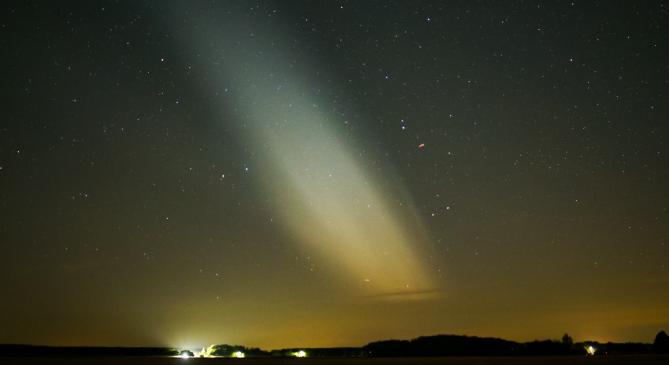 Mintha egy óriási reflektorral világították volna be az eget