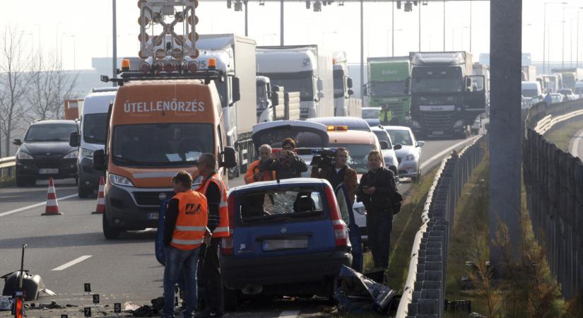 Tíz halott után itt a figyelmeztetés: ezt kell tenni, ha szemben jönnek az autópályán