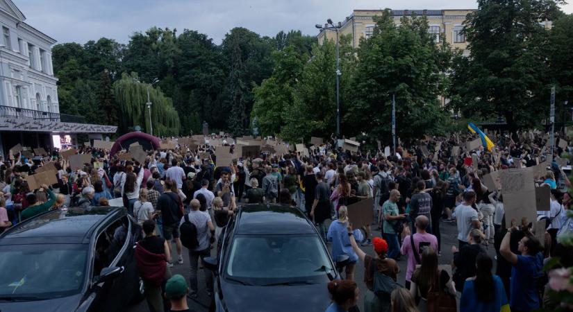 Zelenszkij ellen lázadnak az ukránok. Az elnök lefejezte a korrupcióellenes intézményeket