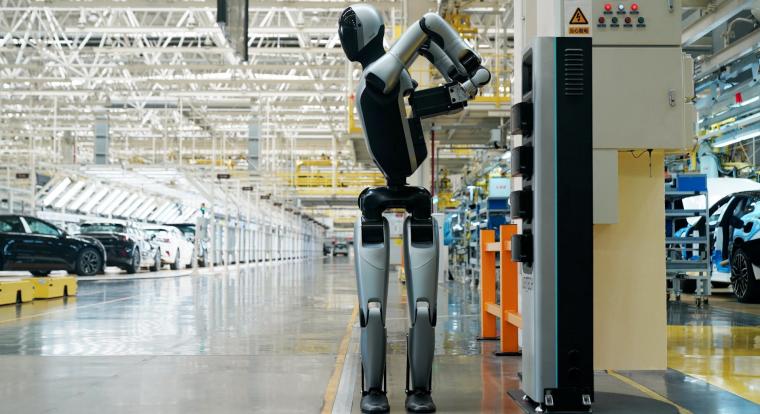 A kínai Walker S2 robot már saját magának is képes akkumulátort cserélni